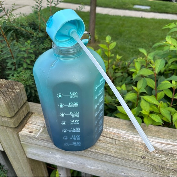 Manna Ombre Motivational Plastic Water Bottle with Leakproof Lid, 3.7-L or 1-Gal - Picture 4 of 6